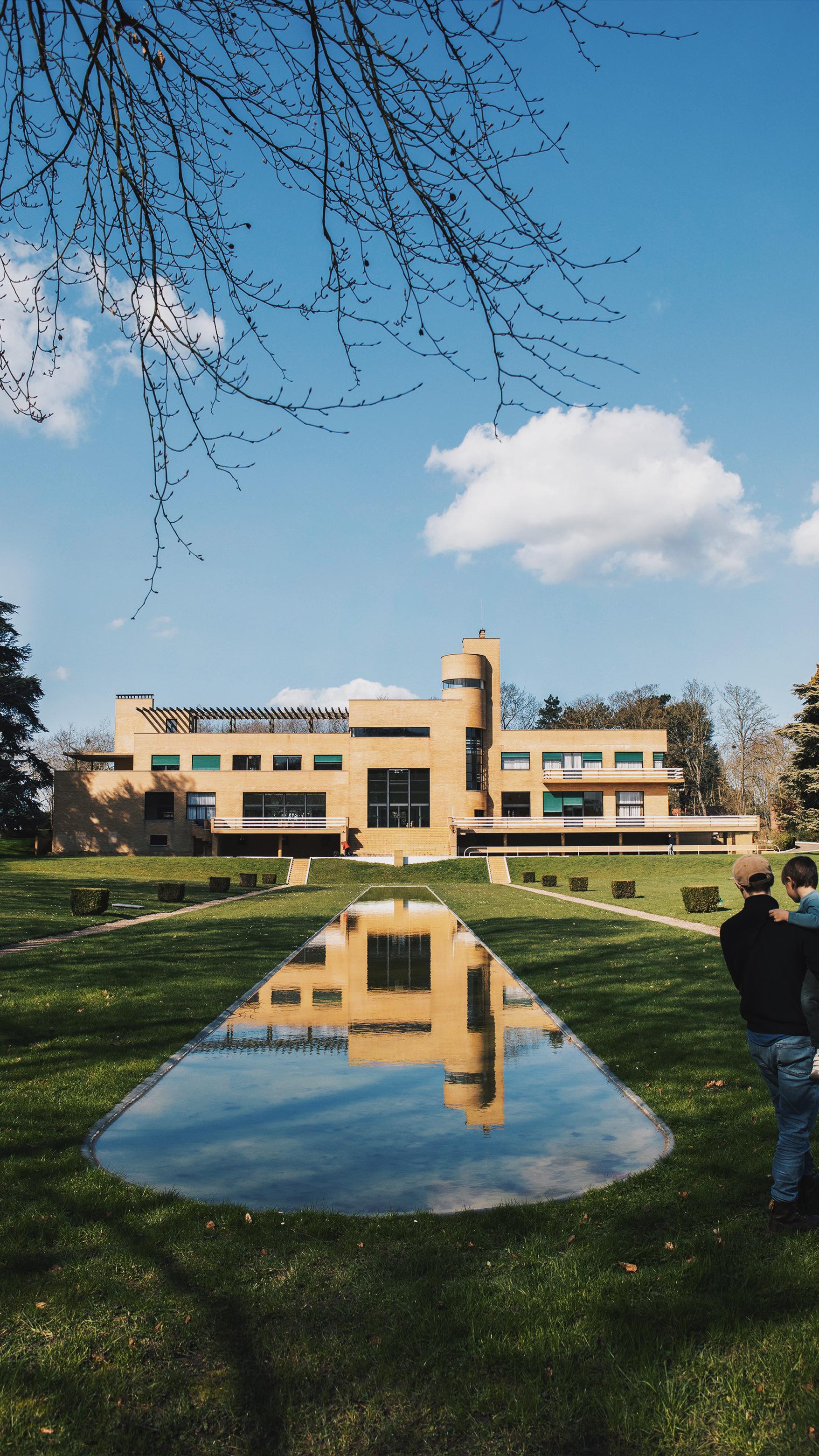 La renaissance d’une villa de conception totale.

La Villa Cavrois a été conçue par l’architecte Robert Mallet-Stevens pour l’industriel roubaisien Paul Cavrois et sa famille de sept enfants.

Ce chef-d’œuvre des années 1930 a été édifié en béton armé, avec un parement de briques jaunes et un remplissage en briques pleines.

La villa a connu et survécu à plusieurs transformations et usages.

D’abord, peu après sa construction, pendant la Seconde Guerre mondiale, elle a été occupée par l’armée allemande et transformée en caserne, puis modifiée par l’architecte Pierre Barbe après la Libération.

Dans les années 1980, après le décès de Madame Cavrois, elle a été abandonnée et vandalisée.

Elle connaît finalement sa renaissance grâce à un travail gigantesque de recherche historique, visant à restaurer la villa dans son état d’origine.

Mallet-Stevens conçoit cette œuvre comme une œuvre totale, en intégrant le dessin du mobilier, du décor intérieur et du parc extérieur. Ce qui fait de la maison un exemple d’intégration unique. 

—

Villa Cavrois
📍 Croix, Hauts-de-France, France
👷 Robert Mallet-Stevens 
🏗️1929-1932
🏅Classé MH (Scheduled Historic Monument France)

🎥 @j_romart_ 

#modernarchitecture #robertmalletatevens #croix #odinhausparis #heritage