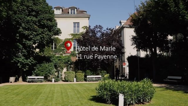 Dans le cadre des Journées Européennes du Patrimoine 2026, qui auront lieu les 19 et 20 septembre, Paris Historique vous propose de découvrir ou redécouvrir 8 sites emblématiques du patrimoine parisien à travers des visites guidées gratuites.
Aujourd’hui, Odin Haus Paris vous emmène avec Paris Historique à la découverte de :
L’Hôtel de Marle / @institutsuedois — 11 rue Payenne, Paris 3e
🗓️ Samedi & dimanche, 14h–19h
Construit en 1572 pour Christophe Hector de Marle, conseiller au Parlement de Paris, l’Hôtel de Marle est l’un des remarquables hôtels particuliers du XVIe siècle conservés dans le Marais. Menacé de démolition au XXe siècle, il est finalement sauvé grâce à la loi Malraux de 1962, puis acquis et restauré par l’État suédois.
Sa toiture remarquable, son plafond à la française, son escalier d’apparat et son jardin en font aujourd’hui un lieu incontournable du patrimoine du Marais. Il abrite désormais l’Institut suédois, qui propose, en entrée libre, des expositions d’art contemporain et des événements pluridisciplinaires – musique, cinéma, littérature, arts de la scène… – ainsi qu’une exposition permanente de peintures et gravures du 18e siècle.
🎥 @odinhausparis × @paris.historique
#JournéesDuPatrimoine2026 #ParisHistorique #Patrimoine #OdinHausParis #InstitutSuedois